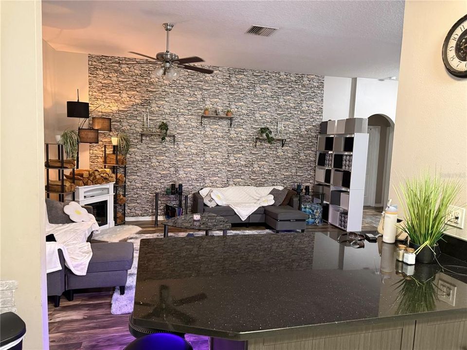 На продажу: $344,300 (3 спален, 2 ванн, 1704 Квадратных фут)