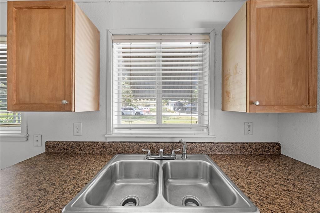 For Sale: $229,900 (2 beds, 1 baths, 880 Square Feet)