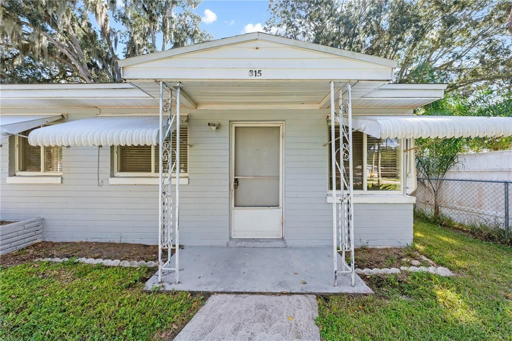 For Sale: $229,900 (2 beds, 1 baths, 880 Square Feet)