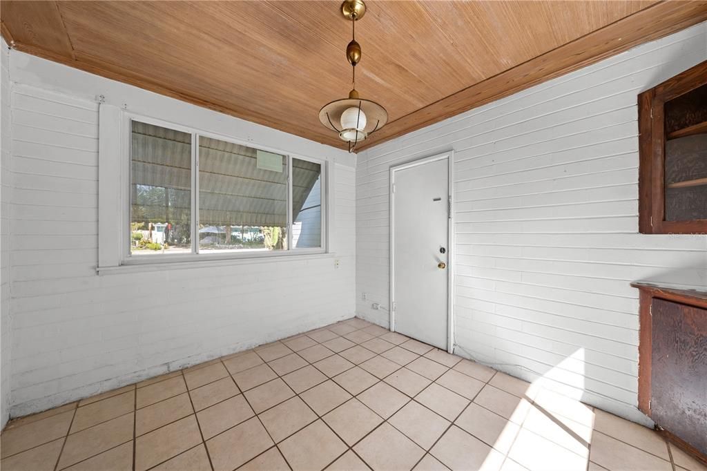For Sale: $229,900 (2 beds, 1 baths, 880 Square Feet)