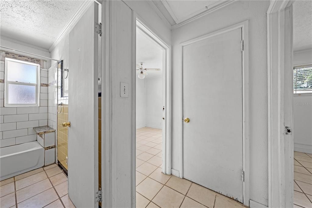 For Sale: $229,900 (2 beds, 1 baths, 880 Square Feet)