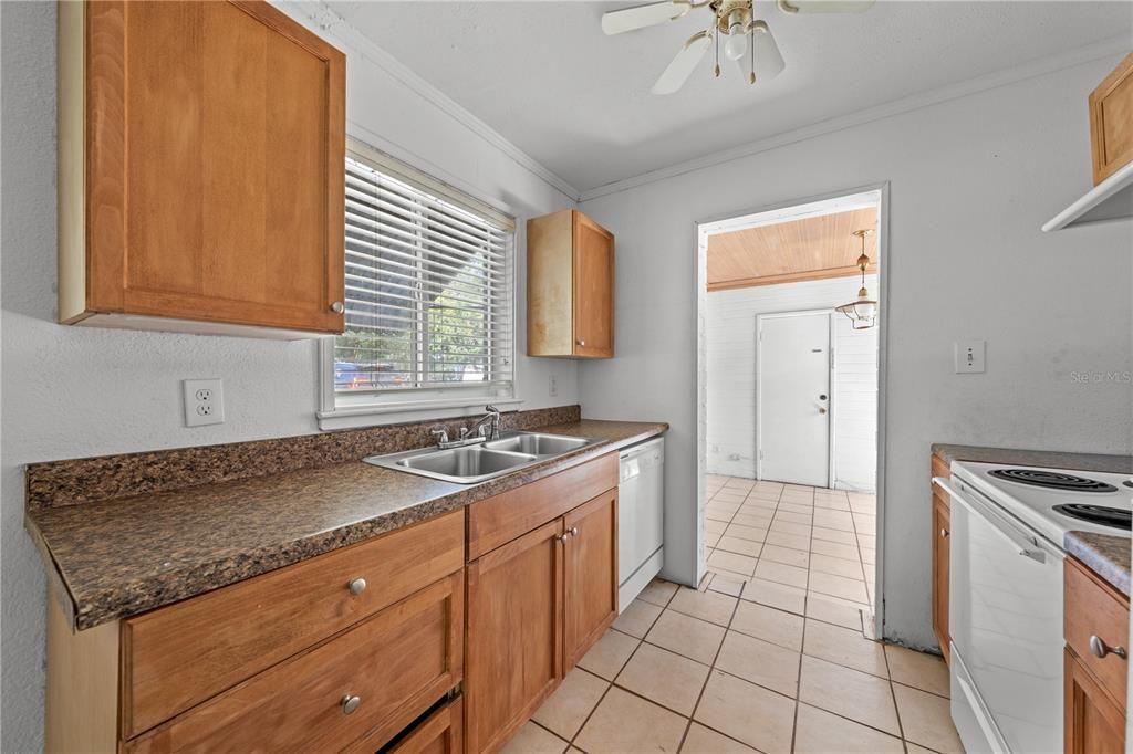 For Sale: $229,900 (2 beds, 1 baths, 880 Square Feet)
