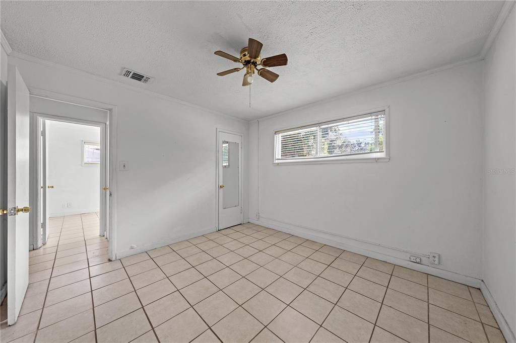 For Sale: $229,900 (2 beds, 1 baths, 880 Square Feet)