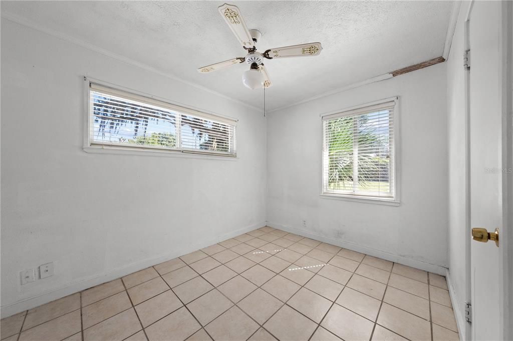 For Sale: $229,900 (2 beds, 1 baths, 880 Square Feet)