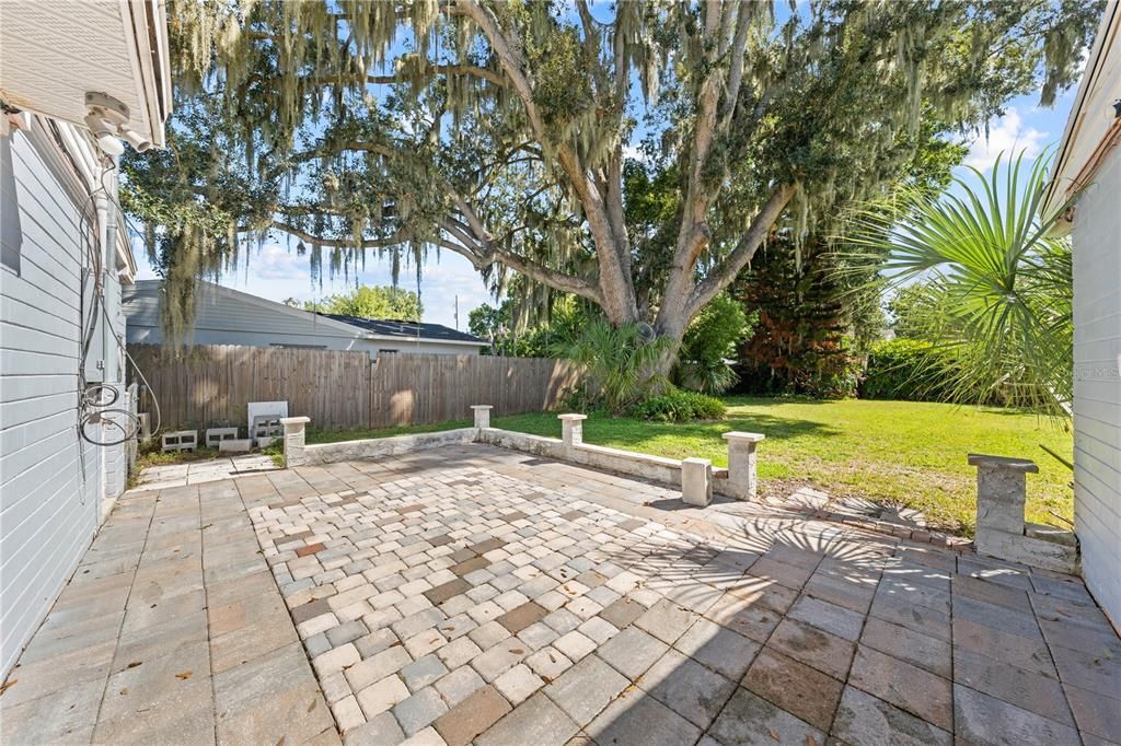 For Sale: $229,900 (2 beds, 1 baths, 880 Square Feet)