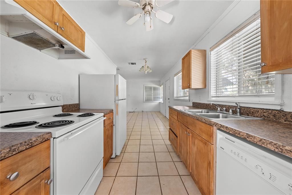 For Sale: $229,900 (2 beds, 1 baths, 880 Square Feet)