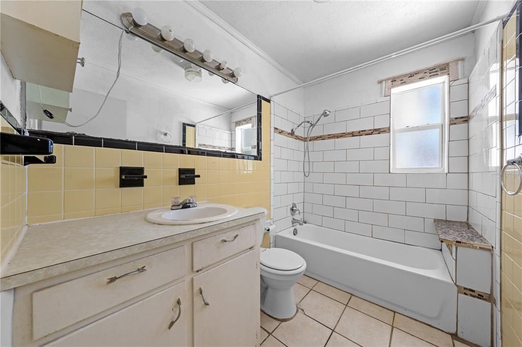 For Sale: $229,900 (2 beds, 1 baths, 880 Square Feet)