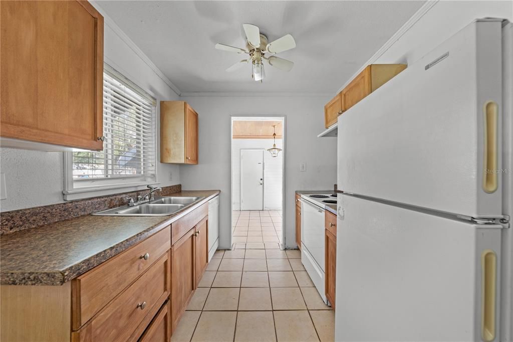 For Sale: $229,900 (2 beds, 1 baths, 880 Square Feet)