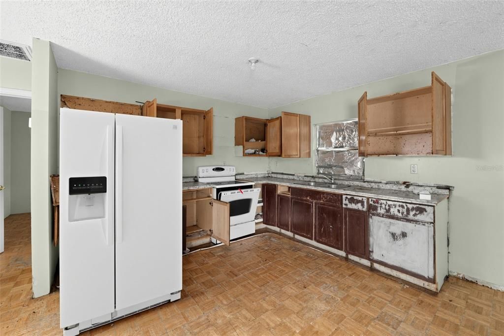 На продажу: $114,900 (2 спален, 1 ванн, 683 Квадратных фут)