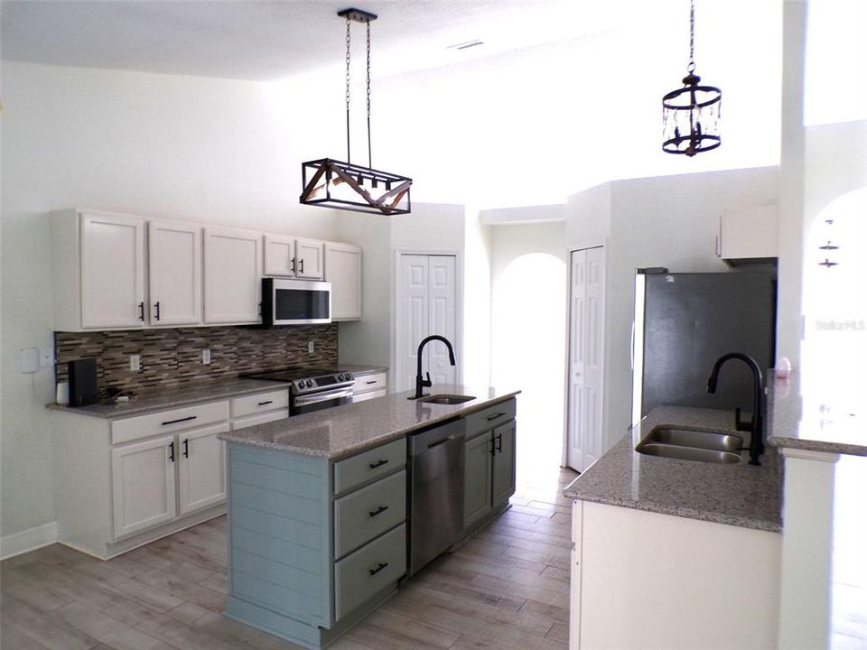 En Venta: $315,000 (4 camas, 2 baños, 2238 Pies cuadrados)