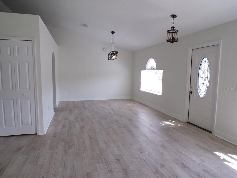 En Venta: $315,000 (4 camas, 2 baños, 2238 Pies cuadrados)
