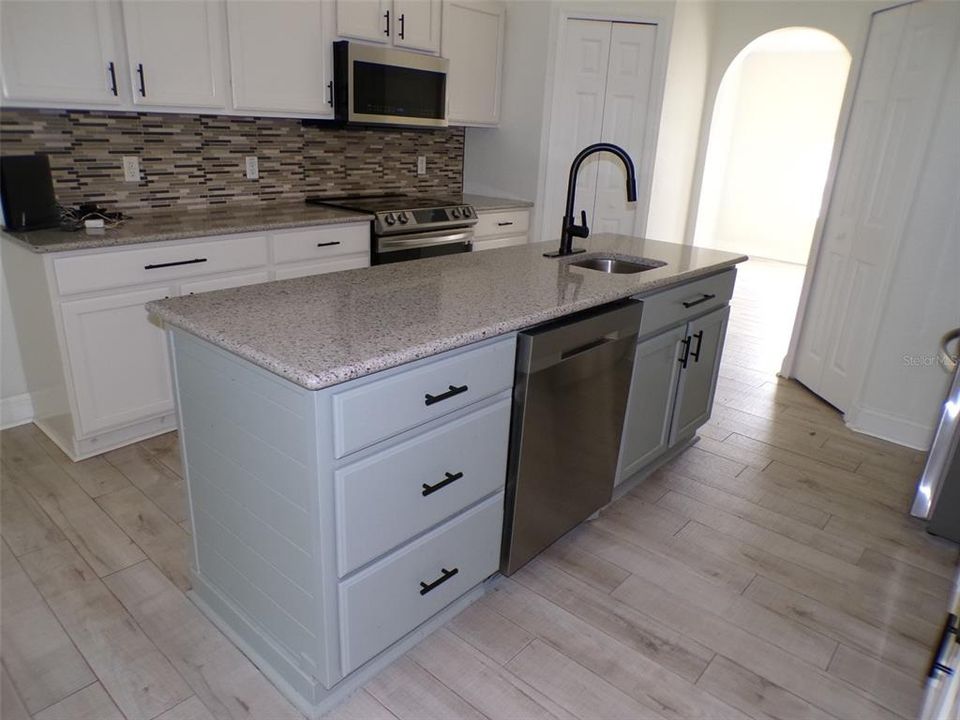 En Venta: $315,000 (4 camas, 2 baños, 2238 Pies cuadrados)