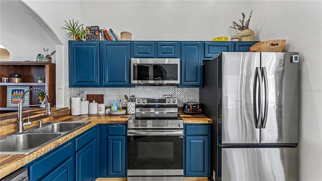 For Sale: $299,000 (3 beds, 2 baths, 1372 Square Feet)