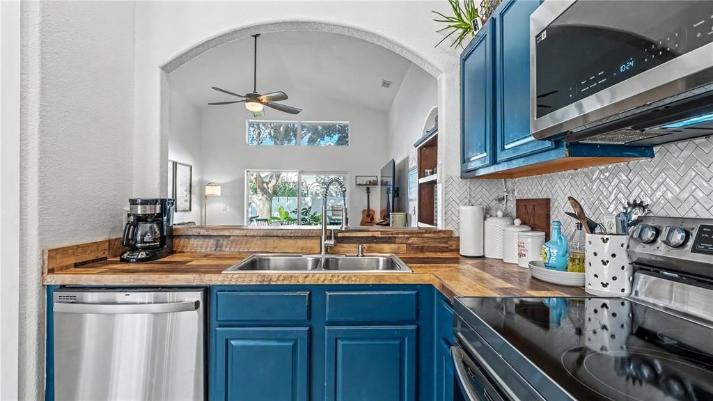 For Sale: $299,000 (3 beds, 2 baths, 1372 Square Feet)