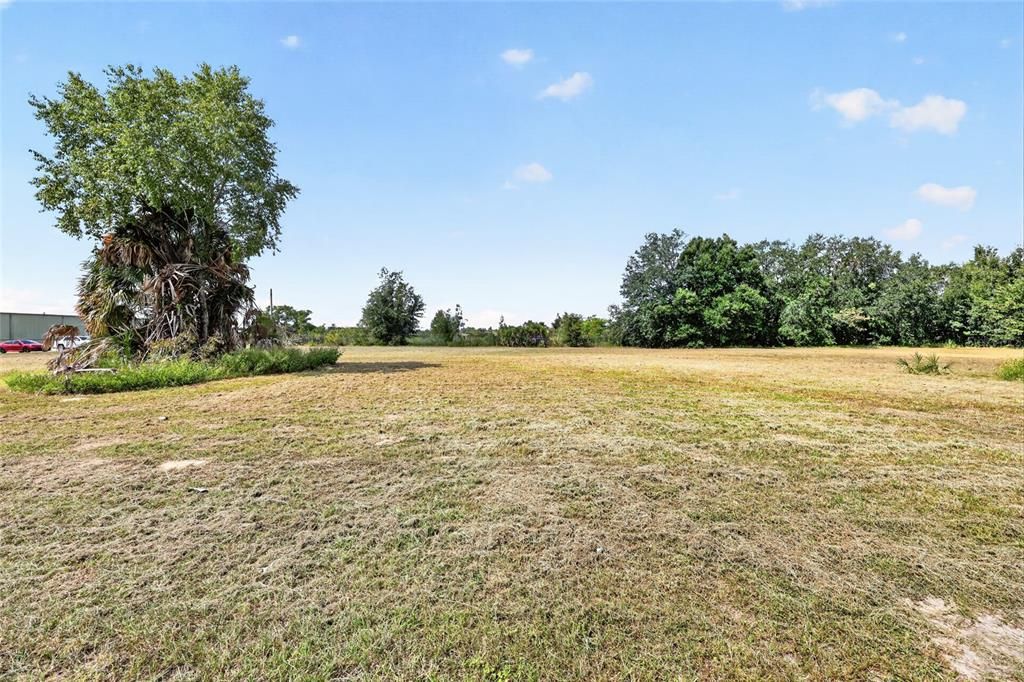 待售: $750,000 (2.65 acres)