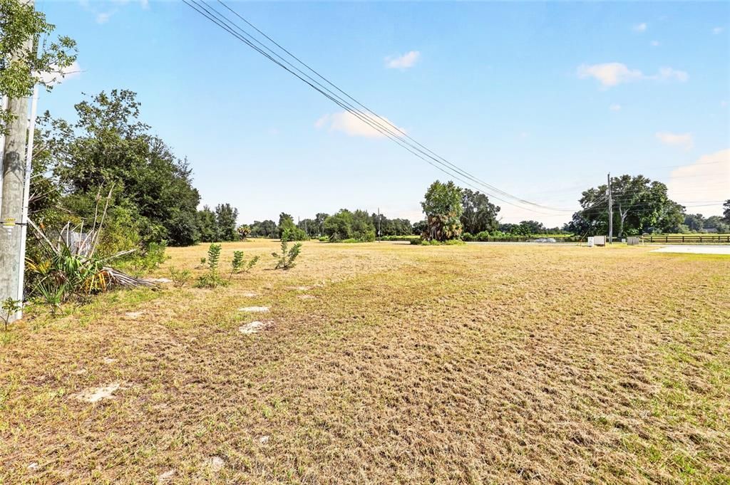 待售: $750,000 (2.65 acres)