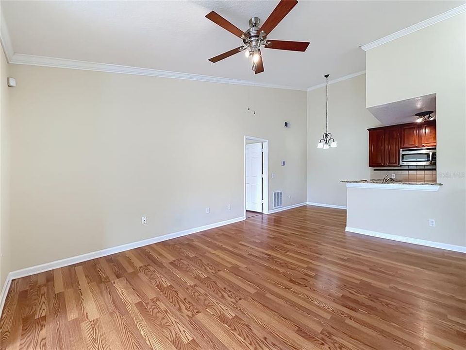 В аренду: $1,950 (3 спален, 2 ванн, 1423 Квадратных фут)