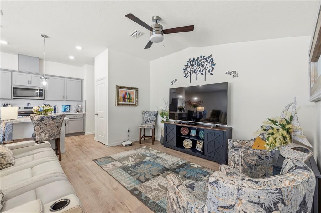 En Venta: $365,000 (4 camas, 2 baños, 1627 Pies cuadrados)