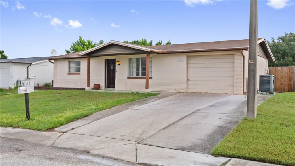 For Sale: $190,000 (2 beds, 1 baths, 864 Square Feet)