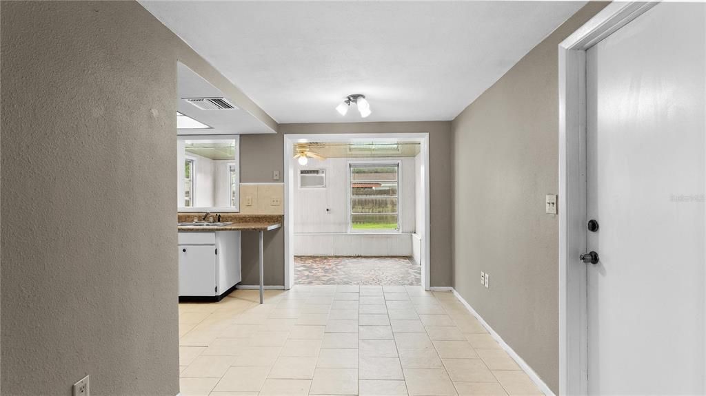 For Sale: $190,000 (2 beds, 1 baths, 864 Square Feet)