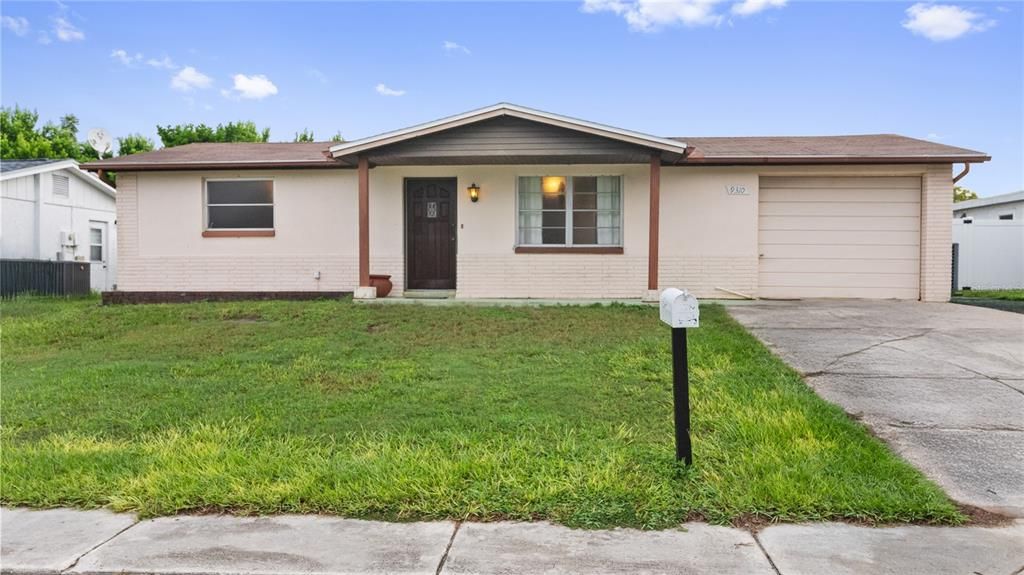 For Sale: $190,000 (2 beds, 1 baths, 864 Square Feet)