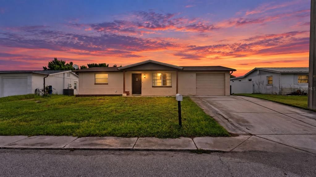 For Sale: $190,000 (2 beds, 1 baths, 864 Square Feet)