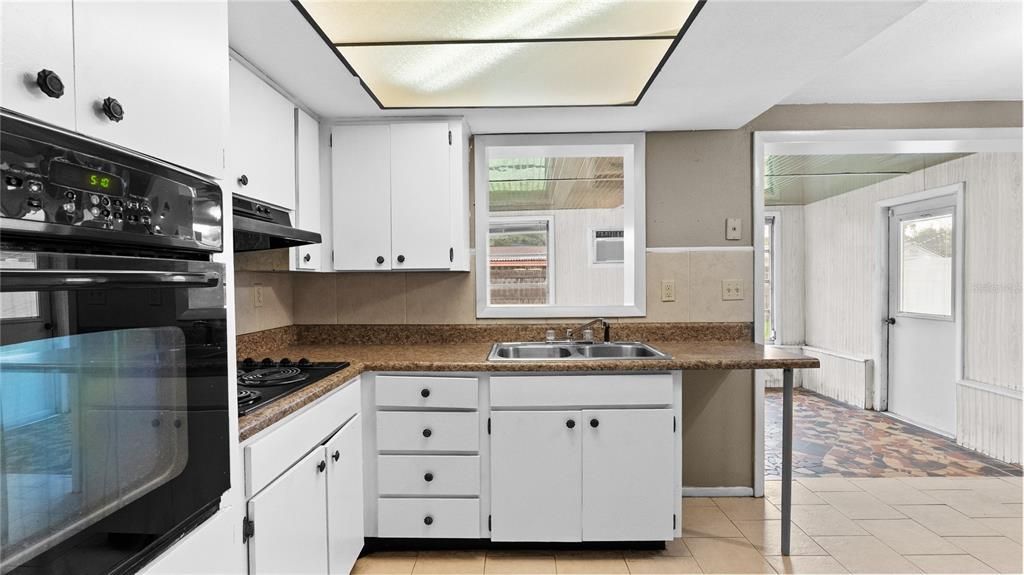 For Sale: $190,000 (2 beds, 1 baths, 864 Square Feet)