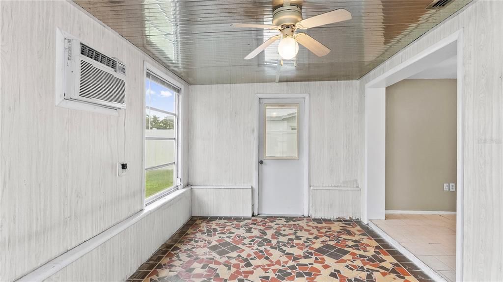 For Sale: $190,000 (2 beds, 1 baths, 864 Square Feet)