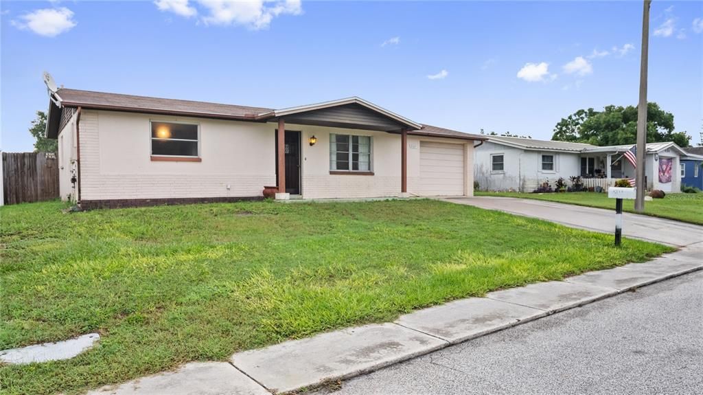 For Sale: $190,000 (2 beds, 1 baths, 864 Square Feet)