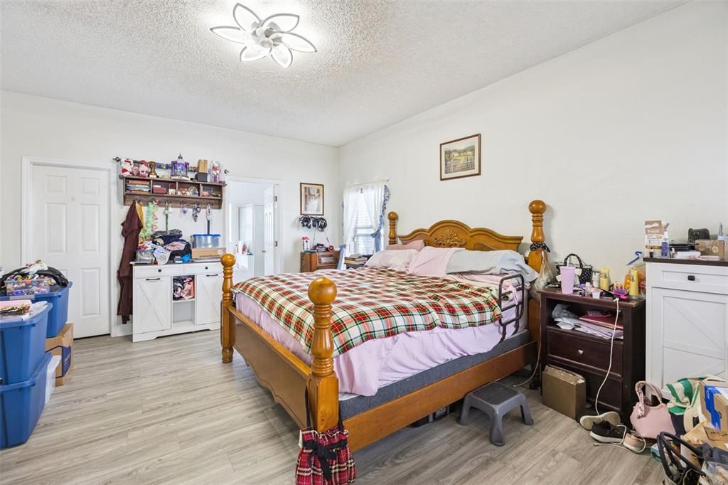 На продажу: $340,000 (4 спален, 2 ванн, 1828 Квадратных фут)