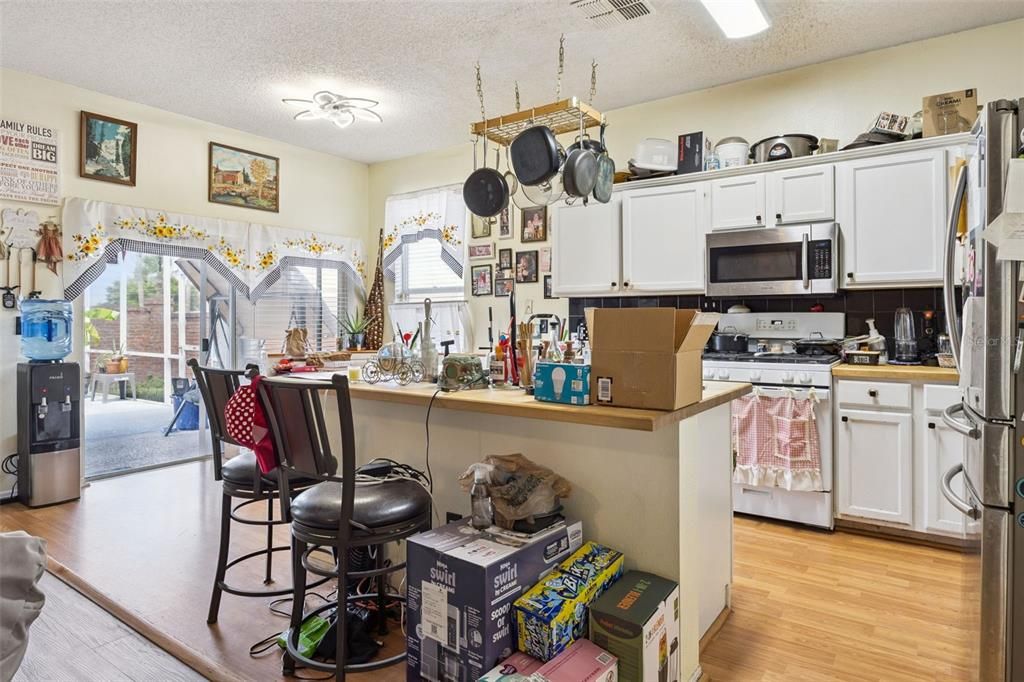 На продажу: $340,000 (4 спален, 2 ванн, 1828 Квадратных фут)