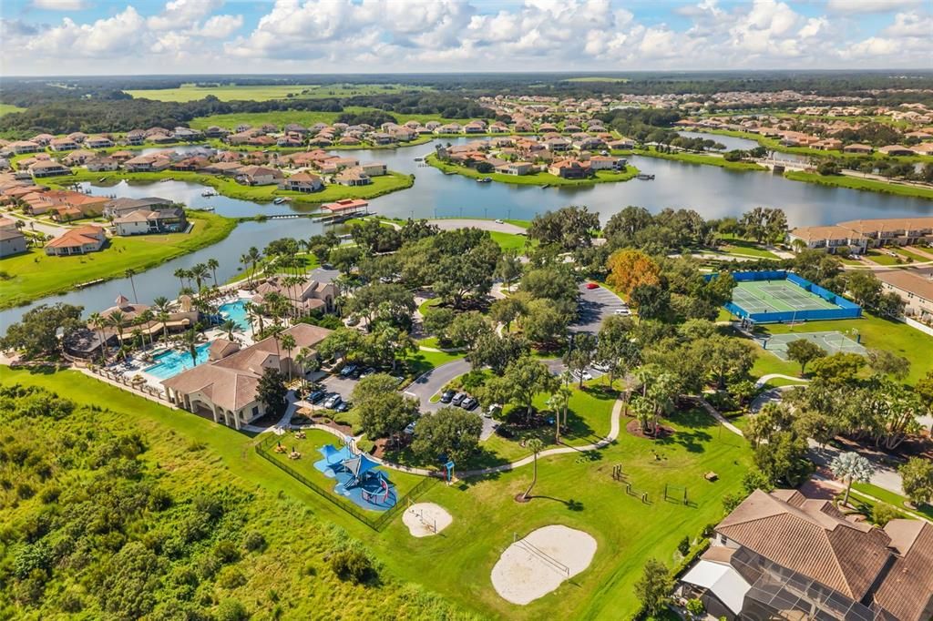 En Venta: $430,000 (4 camas, 2 baños, 2400 Pies cuadrados)