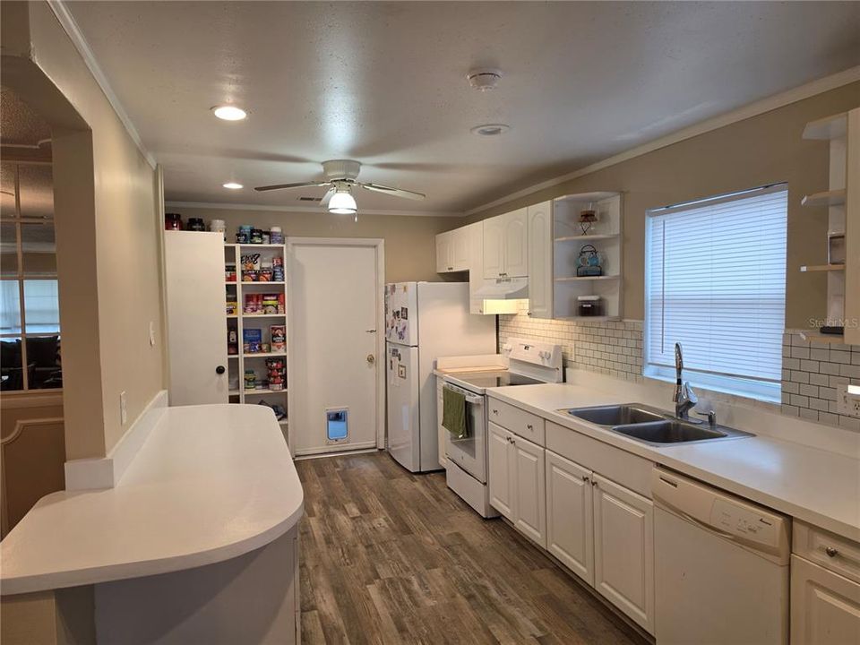 For Sale: $306,000 (3 beds, 2 baths, 1428 Square Feet)