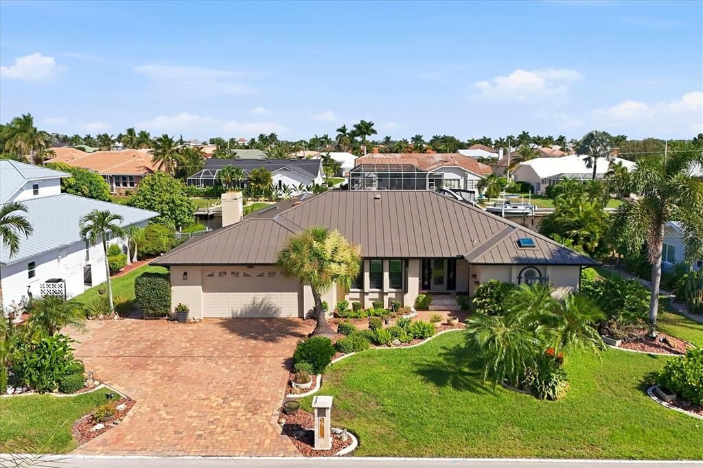 Activo con contrato: $869,000 (3 camas, 2 baños, 2156 Pies cuadrados)