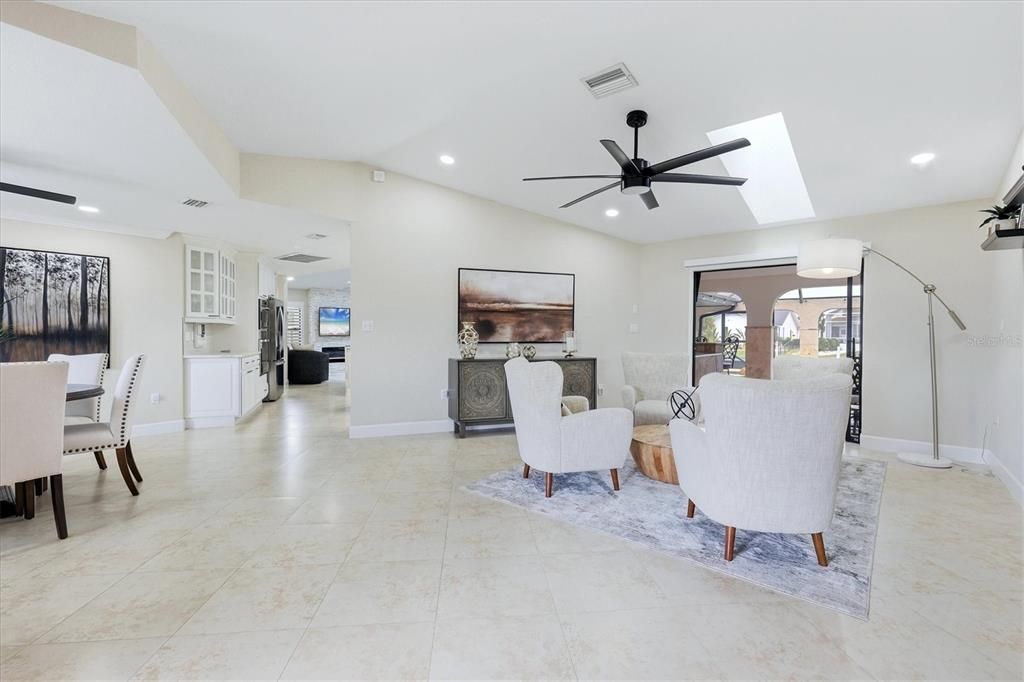 Activo con contrato: $869,000 (3 camas, 2 baños, 2156 Pies cuadrados)
