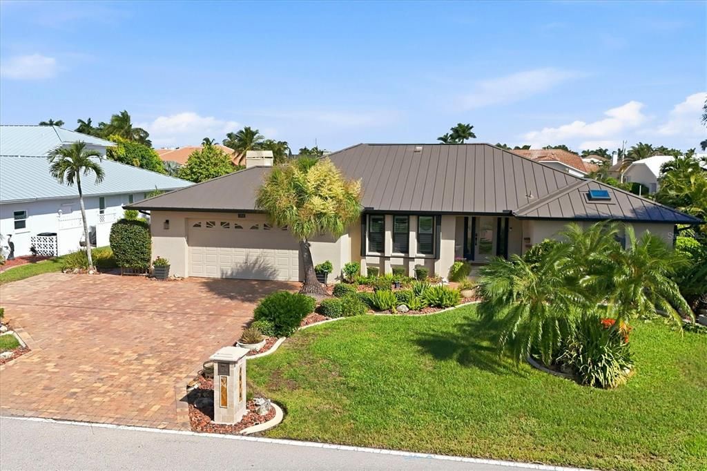Activo con contrato: $869,000 (3 camas, 2 baños, 2156 Pies cuadrados)