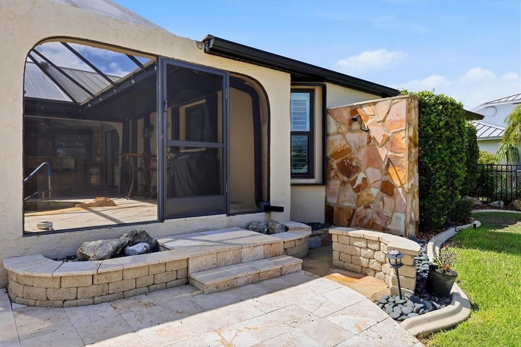 Activo con contrato: $869,000 (3 camas, 2 baños, 2156 Pies cuadrados)