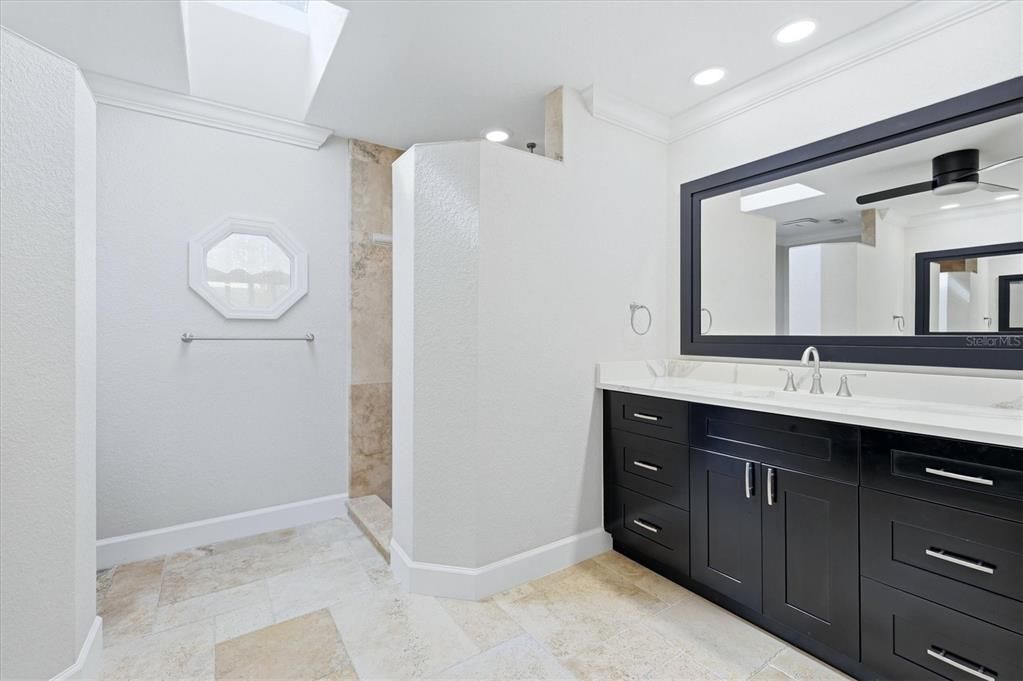 Activo con contrato: $869,000 (3 camas, 2 baños, 2156 Pies cuadrados)