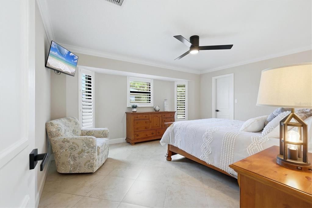 Activo con contrato: $869,000 (3 camas, 2 baños, 2156 Pies cuadrados)