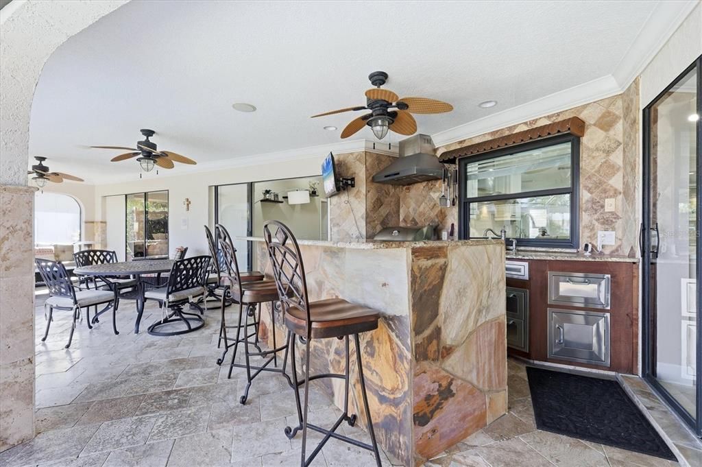 Activo con contrato: $869,000 (3 camas, 2 baños, 2156 Pies cuadrados)