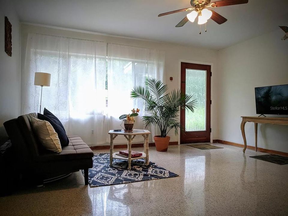For Rent: $1,300 (2 beds, 1 baths, 1650 Square Feet)