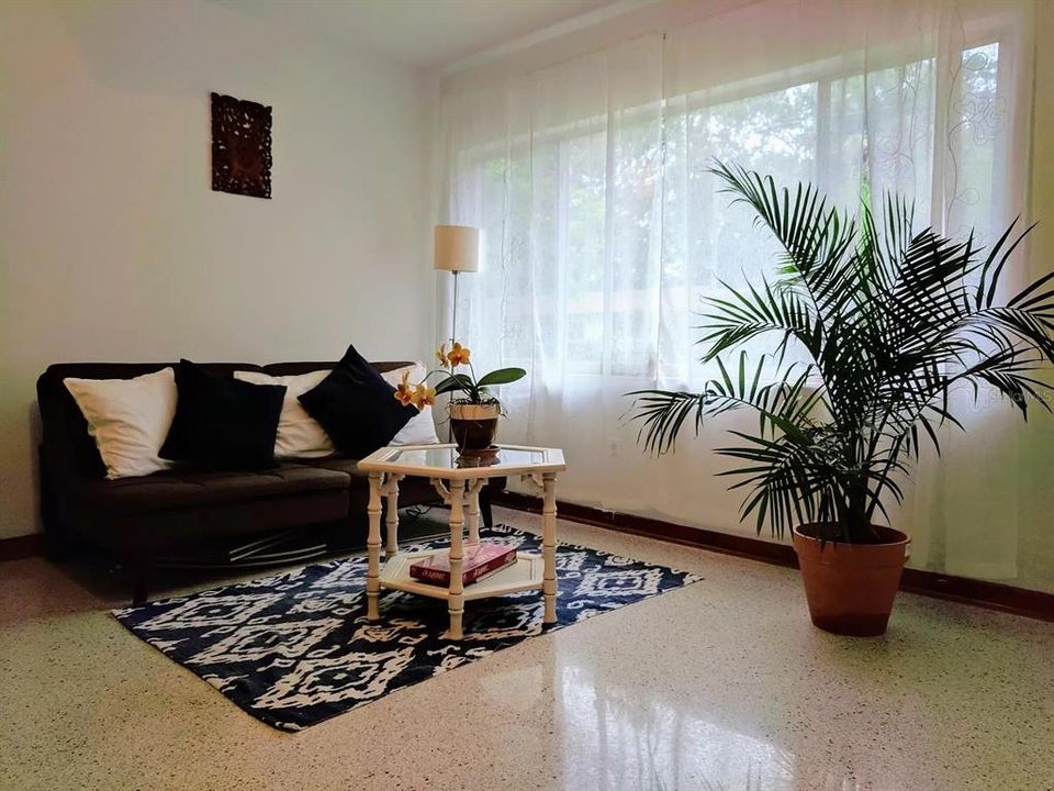 For Rent: $1,300 (2 beds, 1 baths, 1650 Square Feet)