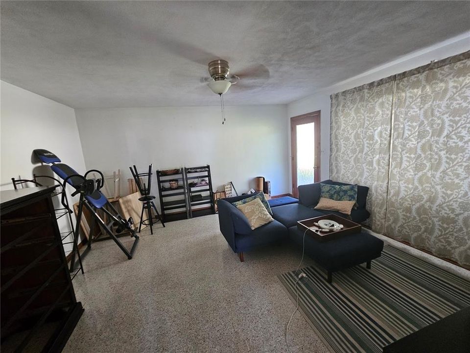 For Rent: $1,300 (2 beds, 1 baths, 1650 Square Feet)