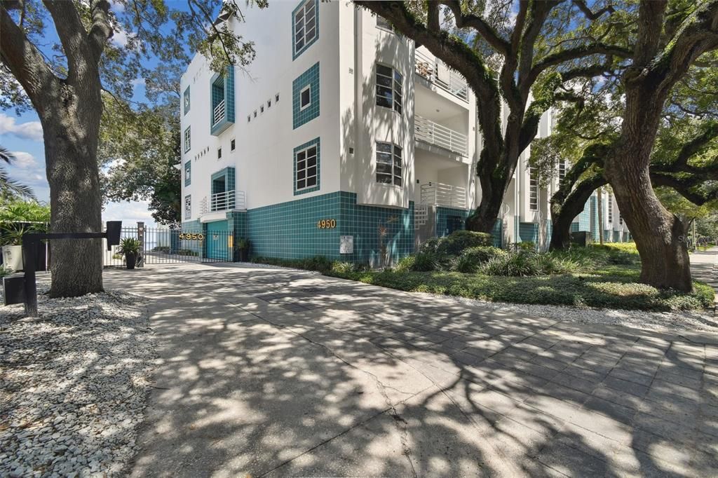 For Rent: $3,200 (2 beds, 2 baths, 1296 Square Feet)