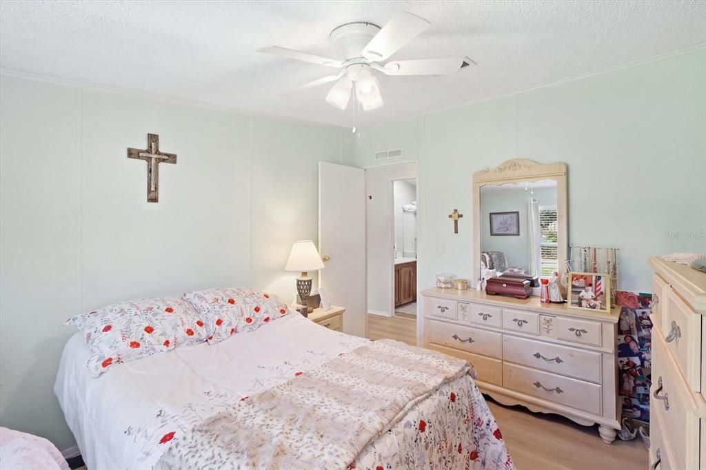 For Sale: $165,000 (3 beds, 2 baths, 1296 Square Feet)