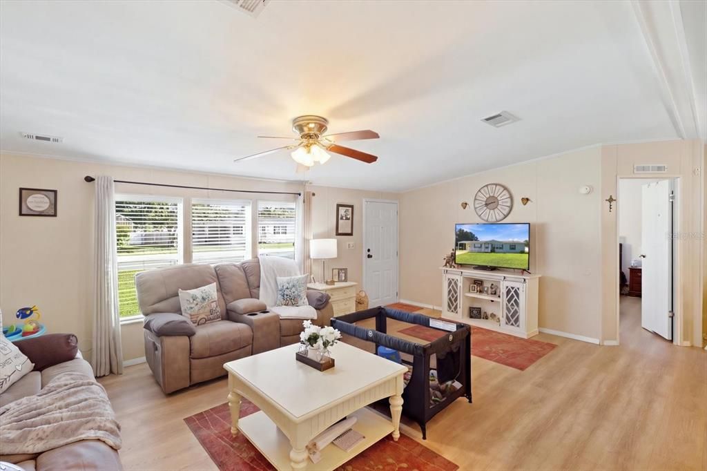 For Sale: $165,000 (3 beds, 2 baths, 1296 Square Feet)