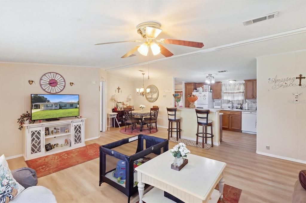 For Sale: $165,000 (3 beds, 2 baths, 1296 Square Feet)