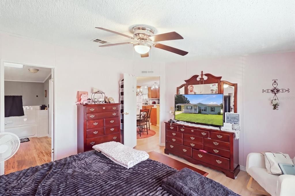 For Sale: $165,000 (3 beds, 2 baths, 1296 Square Feet)