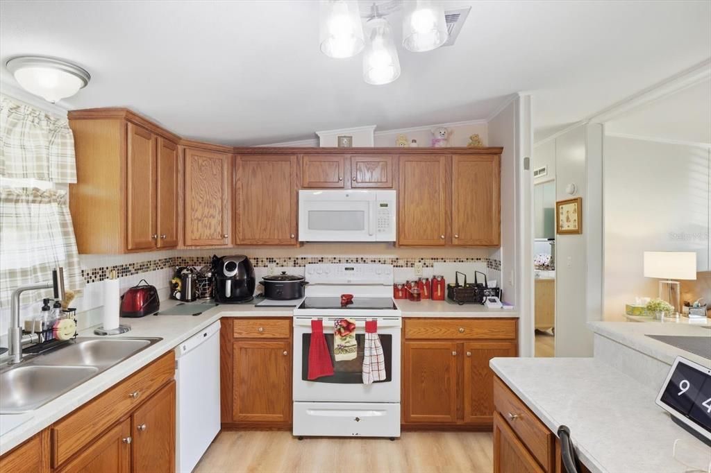 For Sale: $165,000 (3 beds, 2 baths, 1296 Square Feet)
