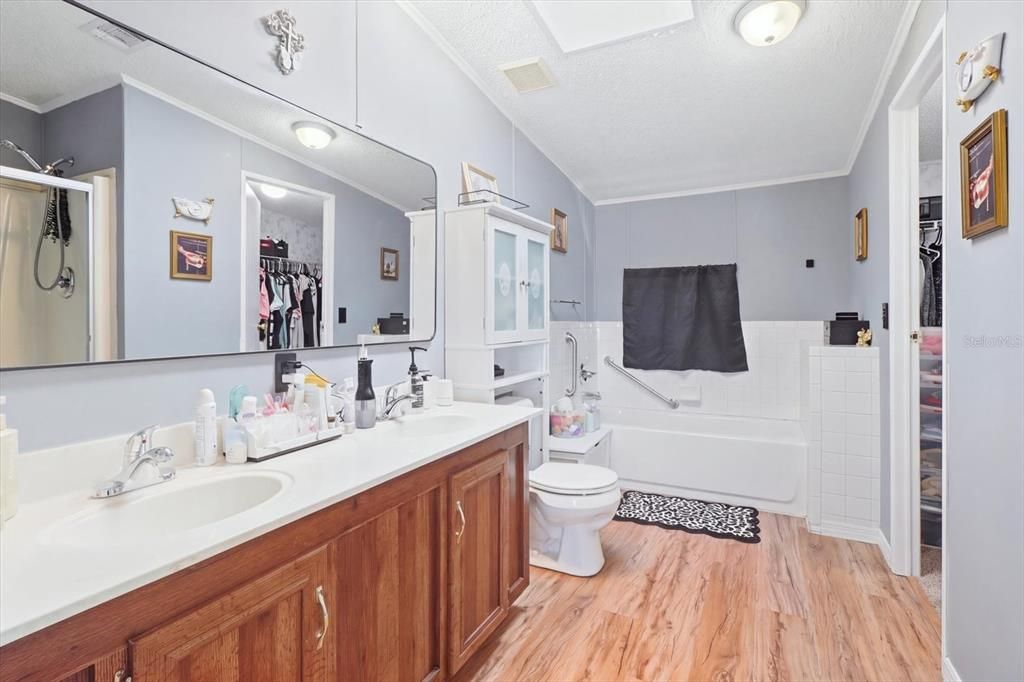 For Sale: $165,000 (3 beds, 2 baths, 1296 Square Feet)